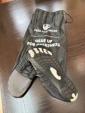 Men’s Black Minimalist Grip Sneakers